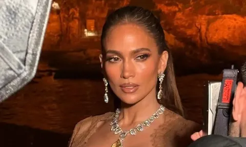 Jennifer Lopez gây chú ý với khoảnh khắc trước thềm sinh nhật tuổi 57