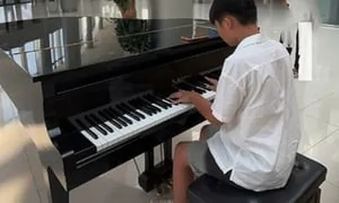 Cậu bé lớp 7 đi gần 30km đến bệnh viện đánh đàn cho bệnh nhân nghe