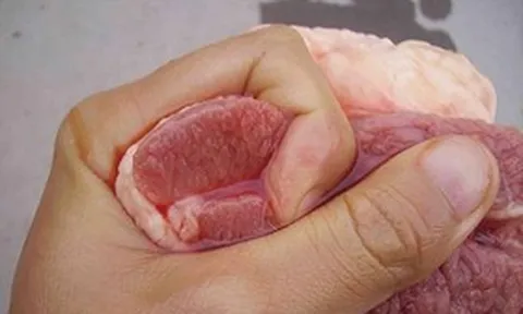 Đừng để màu sắc đánh lừa: Quy tắc "5 nhớ, 1 không" giúp chọn thịt lợn chuẩn