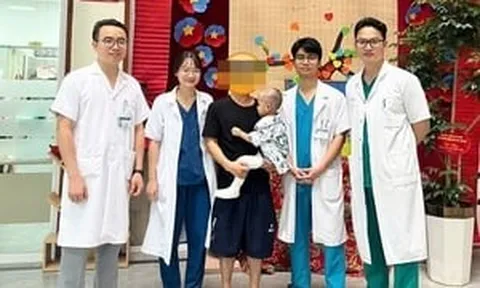 Bác sĩ Bạch Mai lấy da đầu cứu đôi chân bé trai bị rắn hổ mang cắn