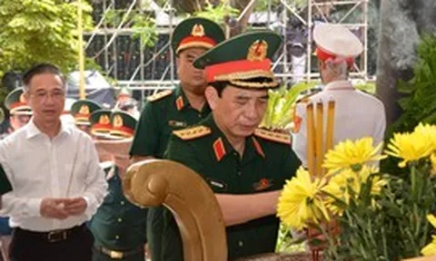 Đại tướng Phan Văn Giang dâng hương tưởng niệm các Anh hùng liệt sĩ tại Công viên Lê Thị Riêng