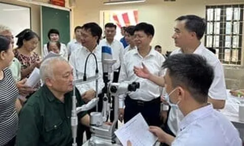 Bệnh viện Mắt Sông Cầu Bắc Ninh khám, tặng quà gần 1.000 người có công dịp 27/7