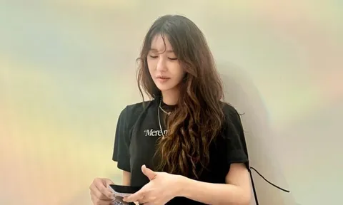 Lee Ji Ah gây chú ý với nhan sắc rạng rỡ ở tuổi 47