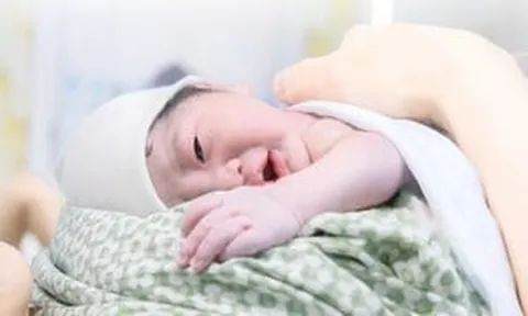 Tìm thấy tinh trùng trong nước tiểu, người đàn ông 57 tuổi lần đầu được làm cha
