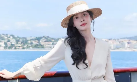 Song Hye Kyo cười tươi rói khi gặp người đặc biệt