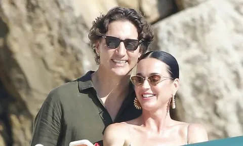 Justin Trudeau chăm sóc Katy Perry đầy tình tứ trên du thuyền