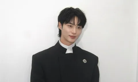 Byeon Woo Seok gây sốt với visual như bước ra từ truyện tranh