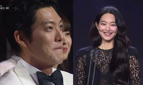 Kim Woo Bin cười ngượng ngùng khi Shin Min Ah xuất hiện trên sân khấu