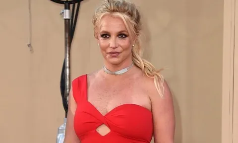 Britney Spears gặp sự cố trang phục khi đang cưỡi ngựa