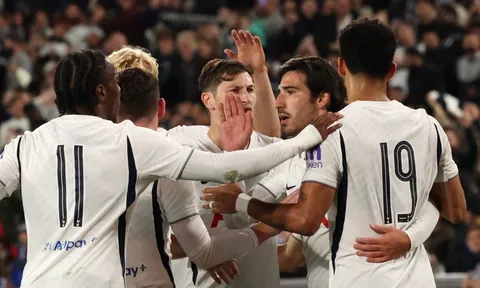 Tottenham hạ Chelsea dù chơi thiếu người