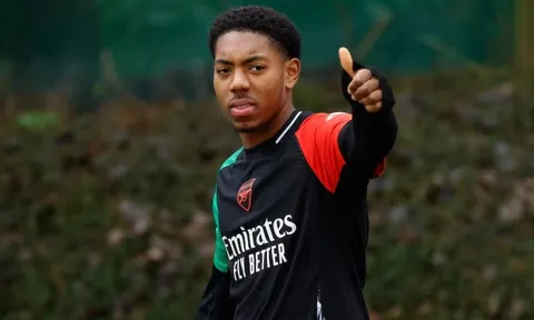MU tính chuyện 'rút ruột' Arsenal