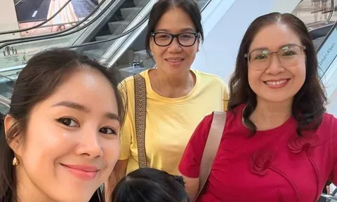 Lê Phương đưa mẹ chồng đi chơi