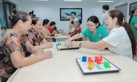 Mỗi ngày uống 5 loại thuốc, cụ bà 70 tuổi nói: 'Giá như chuẩn bị cho tuổi già từ tuổi 40'