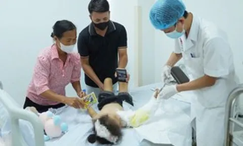 Bé gái 4 tuổi bị chấn thương nặng do áo chống nắng mắc bánh xe máy, bác sĩ đưa ra cảnh báo
