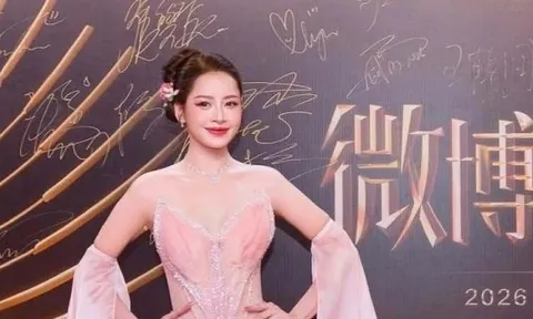 Chi Pu diện đầm hoa sen hồng tỏa sáng tại Weibo Gala 2026