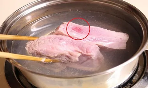 Luộc thịt mãi vẫn hồng, có phải nguồn nước bẩn? Chuyên gia nói điều ít người biết