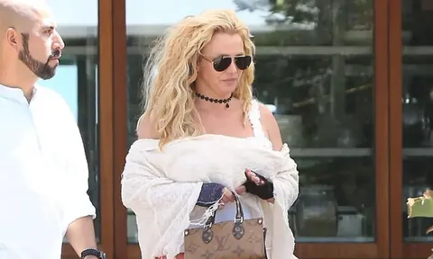 Britney Spears diện váy ren xuyên thấu sau khi gây tranh cãi vì hành động trên xe