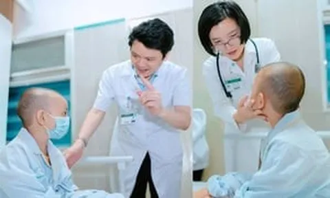 Thấy vệt trắng trong mắt con 5 tháng tuổi, mẹ chết lặng khi biết trẻ bị ung thư võng mạc