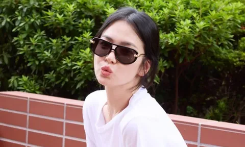Song Hye Kyo đẹp như nữ thần chỉ với áo thun trắng và quần jeans