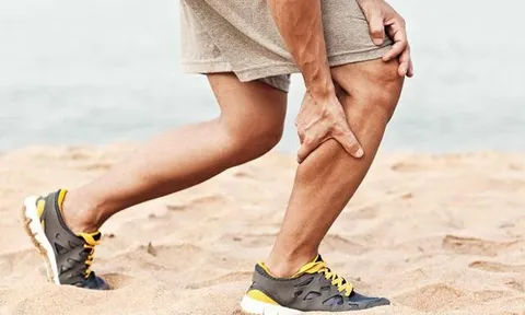 Chàng trai trẻ đau chân dữ dội, mất khả năng đi lại vì làm việc này trên giường mỗi ngày