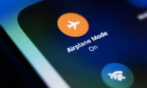 Khi sạc điện thoại, có nên bật chế độ máy bay?