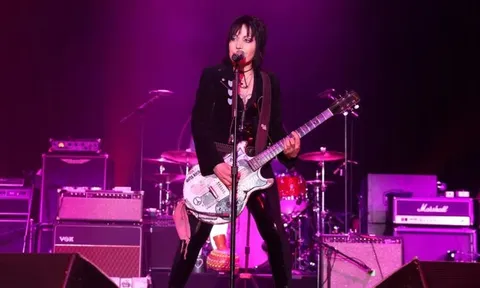 'Huyền thoại nhạc rock' Joan Jett phẫu thuật cột sống ở tuổi 67