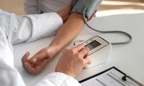 Tuổi 40 tưởng còn khỏe lại là lúc bệnh mạn tính bắt đầu