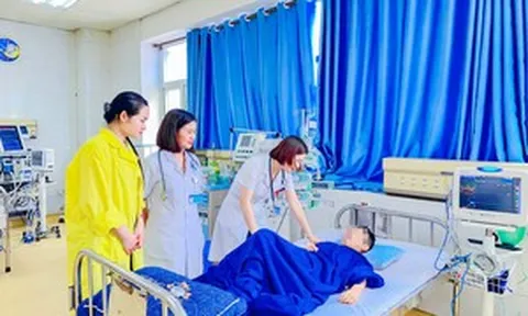 Đưa con đi bơi, nữ bác sỹ kịp thời ép tim cứu bé trai bị đuối nước