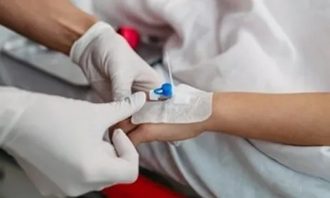 Trả giá đắt bởi thói quen 'cứ mệt là truyền nước'