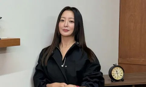 'Quốc bảo nhan sắc' Kim Hee Sun gây sốt với vẻ đẹp ở tuổi 49