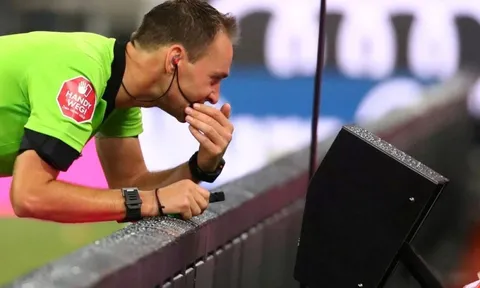 UEFA muốn VAR bớt can thiệp
