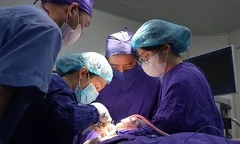 Nuốt miếng cơm to để chữa hóc xương cá, người đàn ông thủng thực quản