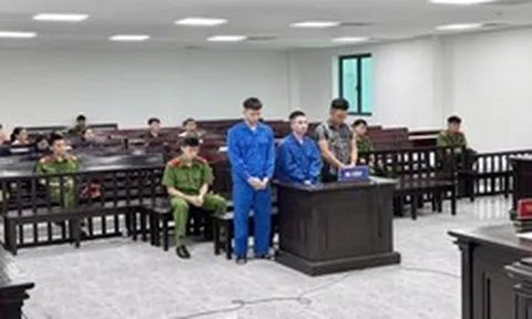 Rút gần 500 triệu đồng từ các tài khoản đứng tên mình, sau đó lập tức khóa lại: Hai thanh niên 2001, 2002 bị điều tra