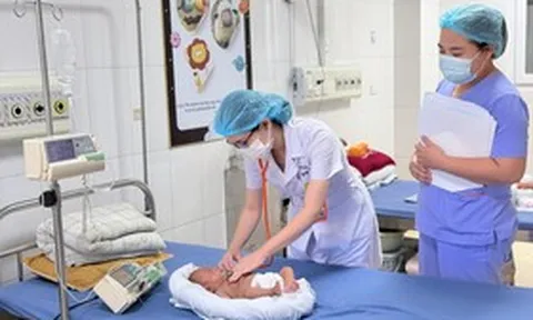 Bé sinh non nguy kịch vì uống nhầm sữa tươi