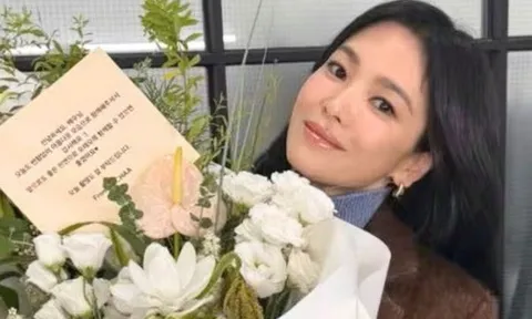 Báo Hàn Quốc khen Song Hye Kyo đẹp hơn cả hoa