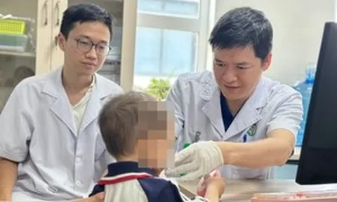 Bé trai 2 tuổi bị chó nhà cắn, vết thương sát động mạch cảnh đe dọa tính mạng