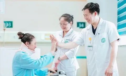 Từng nghĩ sẽ tàn phế suốt đời, người phụ nữ Lào đi lại sau ca mổ ở Việt Nam