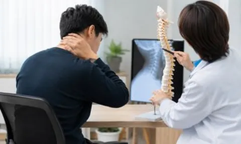 Cúi đầu lướt điện thoại 7 tiếng/ngày, nam thanh niên mắc 'cổ rùa'