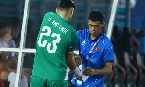 Trọng tài bẻ còi, Văn Lâm khởi động xong không được vào sân