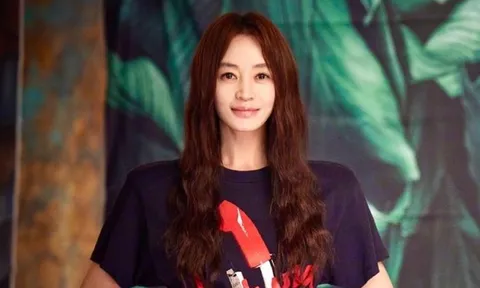Kim Hye Soo khoe vóc dáng đáng ngưỡng mộ ở tuổi 56