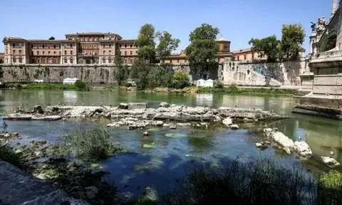 Hạn hán nghiêm trọng ở Italy làm lộ diện cây cầu cổ thời La Mã