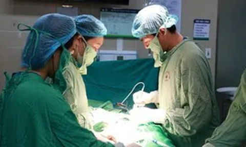 Người phụ nữ Lào vượt nghìn cây số sang Hà Nội mổ u xơ phức tạp