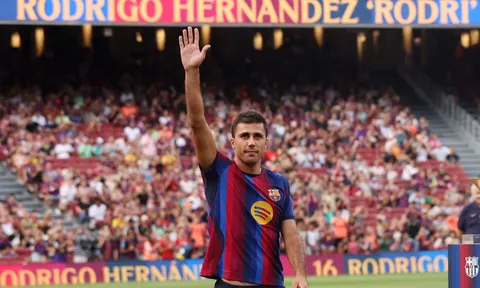 Rodri chưa đá trận chính thức nào đã thành thần tượng mới ở Barca