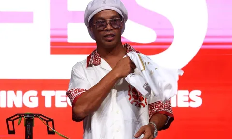 Ronaldinho trở lại sân cỏ ở tuổi 46