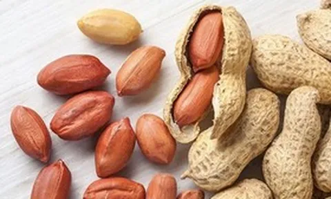 Bé 2 tuổi tím tái sau khi ăn lạc