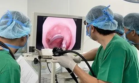 Bé 3 tuổi đau bụng, bác sĩ phát hiện "vật lạ" mắc trong tá tràng