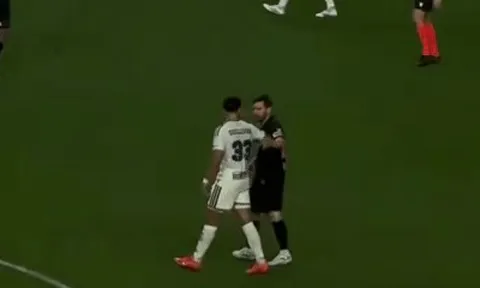 Án phạt sau hành động thiếu kiềm chế của Messi
