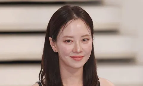 Song Ji Hyo 45 tuổi vẫn trẻ như hot girl, nhan sắc khiến fan Việt trầm trồ