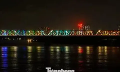Cầu Chương Dương khoác 'áo mới' rực rỡ về đêm