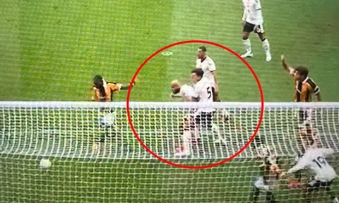 Maguire và Mazraoui kèm nhau khiến CĐV MU nổi giận